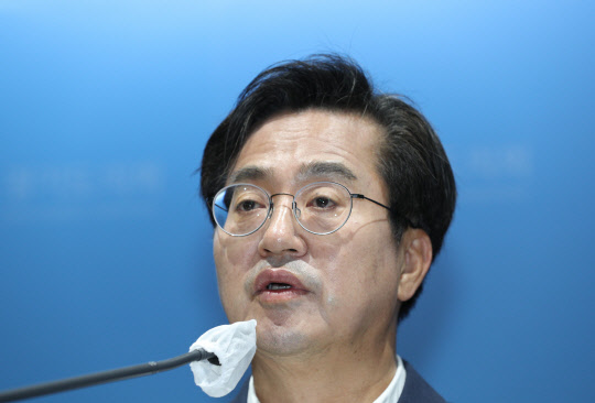 김동연 더불어민주당 경기도지사 후보가 22일 오전 경기도 수원시 영통구 경기도 의회 브리핑실에서 불합리한 투기과열지구와 조정대상지역은 해제돼야 한다고 주장하며 부동산 관련 긴급 기자회견을 하고 있다. [국회사진기자단]